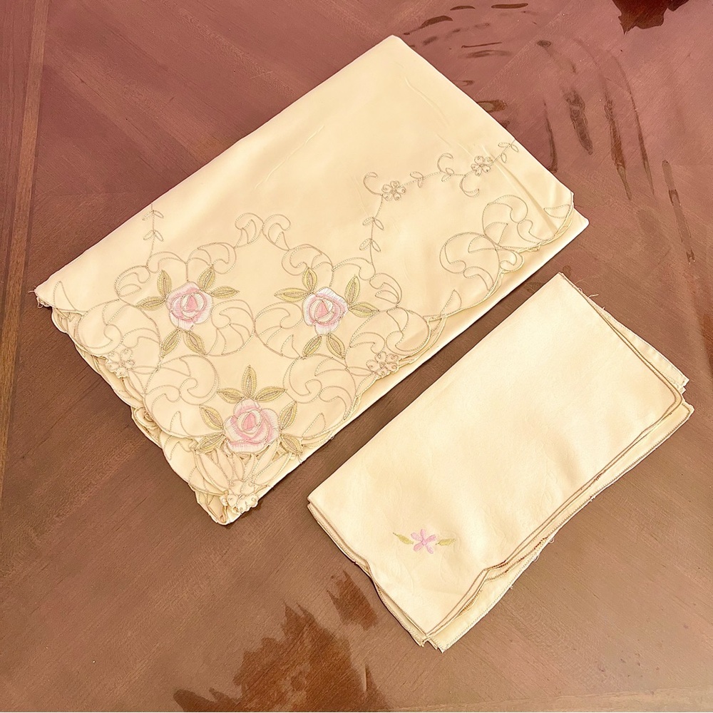 Vintage Tablecloth with 4 napkins